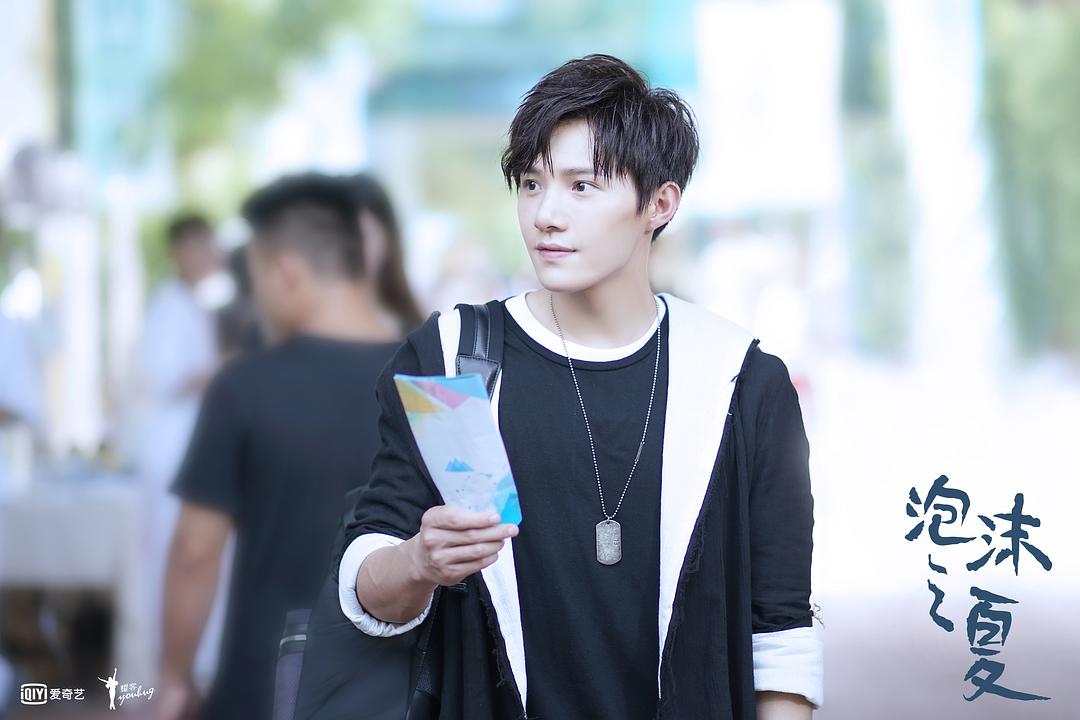 《泡沫之夏》剧照第31张图片