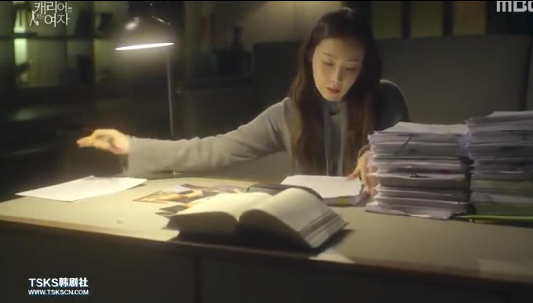 《拖旅行箱的女人》海报