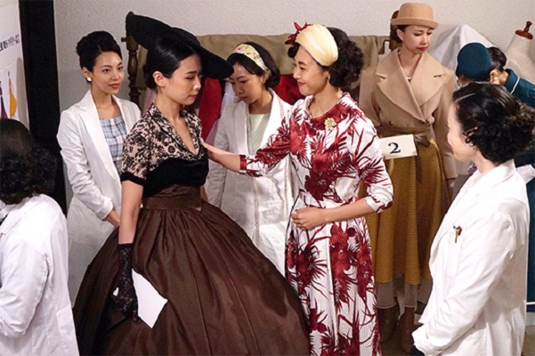 《女人的勋章》剧照第7张图片