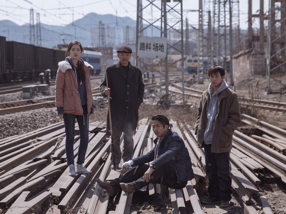 《大象席地而坐》剧照第6张图片