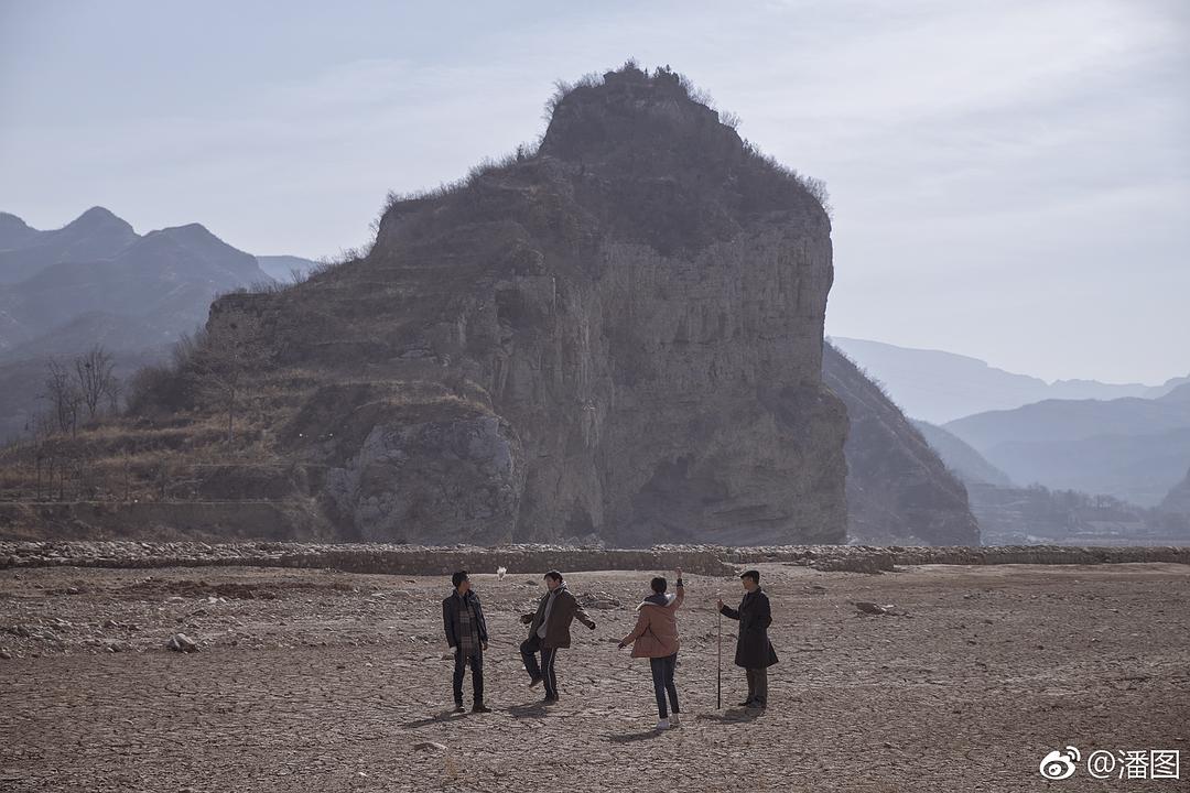 《大象席地而坐》剧照第14张图片
