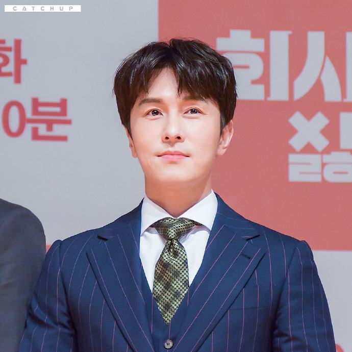 制作发布会上的主演金...