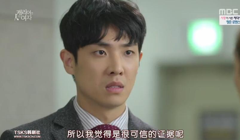 《拖旅行箱的女人》海报