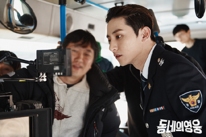 《邻家英雄》海报第43张图片