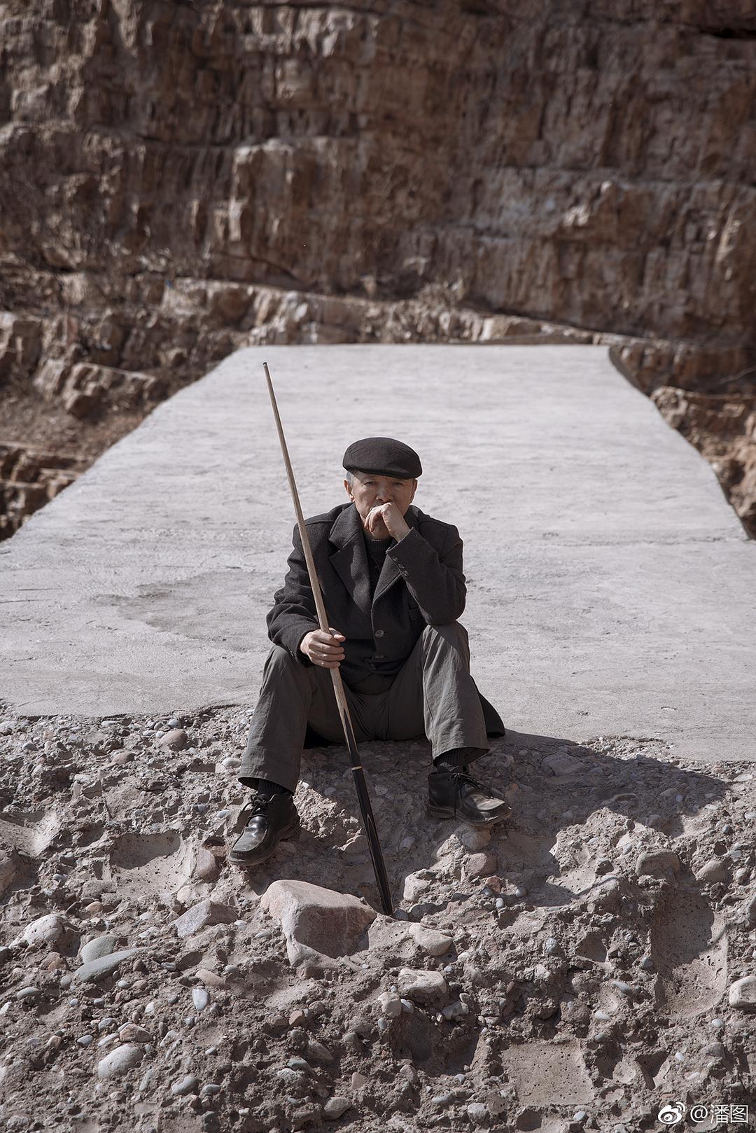 《大象席地而坐》剧照第16张图片