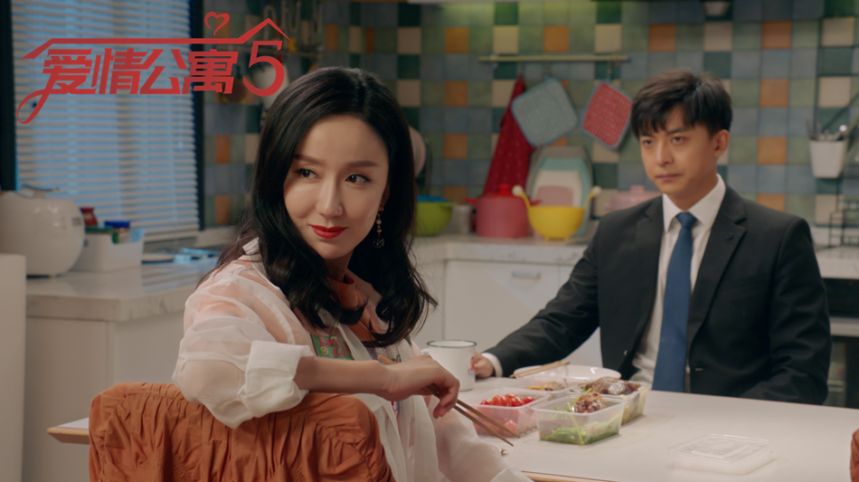 胡一菲、张伟对桌吃饭