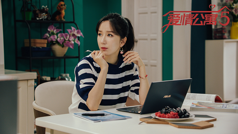 胡一菲（娄艺潇饰）托...